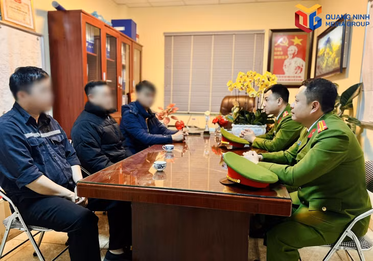 Anh N.Q.D (giữa, bên trái) chia sẻ câu chuyện của mình.