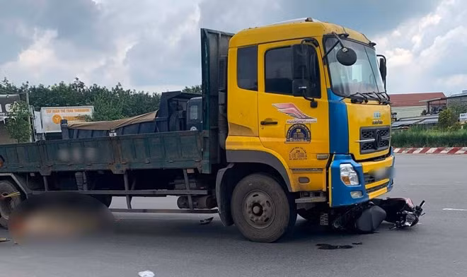 Hiện trường vụ tai nạn giữa xe máy và xe tải khiến người đàn ông tử vong. Ảnh: Dương Bình