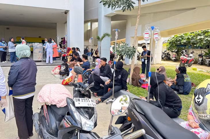 Bệnh nhân được sơ tán khỏi bệnh viện tại Palu, Indonesia sau trận động đất ngày 16/6. Ảnh: AP