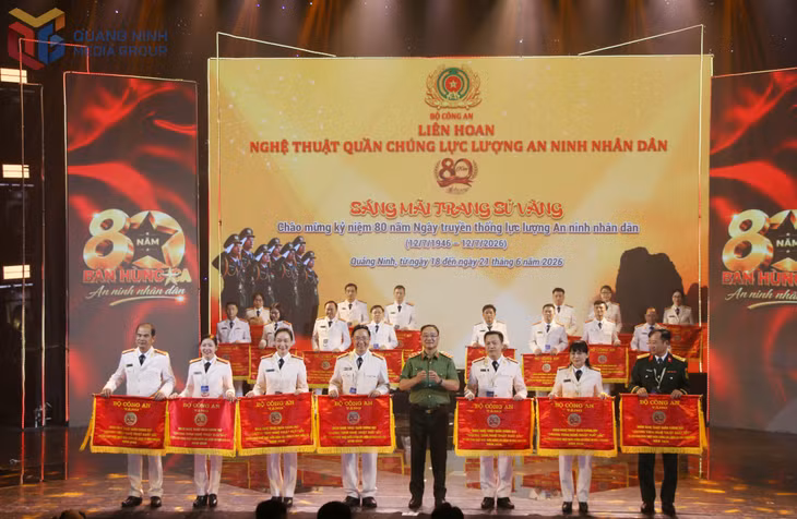 Ban Tổ chức tặng cờ cho 7 Đoàn nghệ thuật quần chúng có chương trình nghệ thuật xuất sắc. Trong đó, Đoàn nghệ thuật quần chúng Công an tỉnh Quảng Ninh và Đoàn nghệ thuật quần chúng Bộ Chỉ huy Quân sự tỉnh Quảng Ninh vinh dự nhận cờ Đoàn có chương trình nghệ thuật xuất sắc tại Liên hoan. 