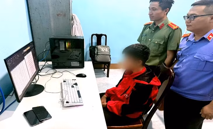 Phòng An ninh mạng và phòng, chống tội phạm sử dụng công nghệ cao Công an tỉnh Lâm Đồng yêu cầu nam sinh mở các file dữ liệu đã chiếm đoạt - Ảnh: Công an cung cấp