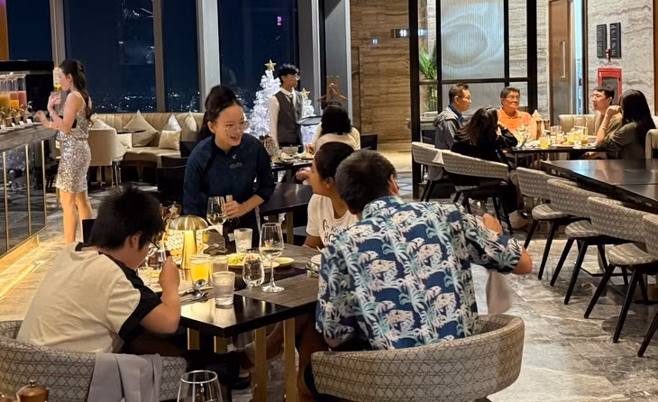 Du khách Việt không còn chỉ tìm cách tiết kiệm khi đi du lịch, mà muốn có nhiều trải nghiệm đặc quyền hơn - Ảnh: HẢI KIM
