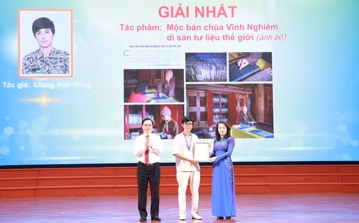 Trao giải Nhất cho bộ ảnh “Mộc bản chùa Vĩnh Nghiêm di sản tư liệu thế giới” của tác giả Giang Sơn Đông.