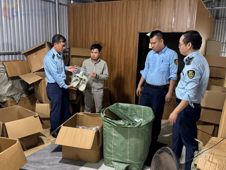 Đội QLTT số 1 phối hợp với Đội QLTT số 2 khám và thu giữ hàng hoá giả mạo nhãn hiệu tại kho hàng thôn Đông Thành, xã Quảng Tân.