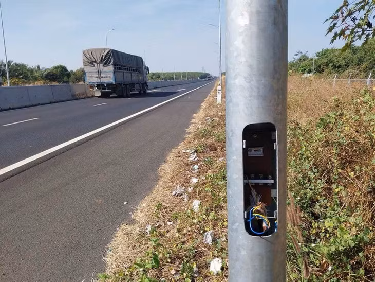 Một vị trí trụ điện bị cắt trộm dây cáp. Ảnh: Phạm Duy