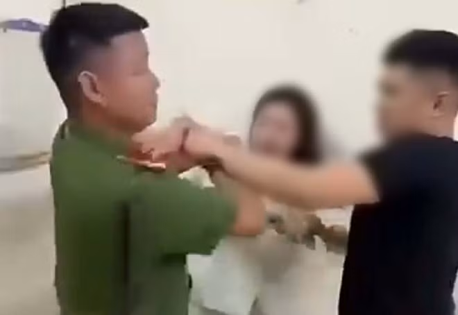 Người phụ nữ liên tục chửi bới, tác động vật lý chiến sĩ công an. Ảnh: Cắt từ clip