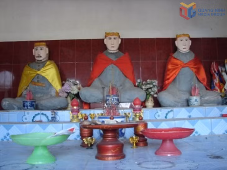 Bộ tượng Di Đà Tam Tôn bằng đá được phát hiện tại chùa Trong.