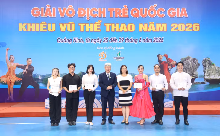 Trao Chứng nhận đạt chuẩn Huấn luyện viên quốc gia. (HLV Đặng Gia Anh Tú của Quảng Ninh ngoài cùng bên phải).