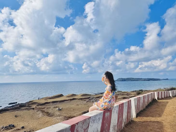 Con dốc uốn lượn sát biển nằm gần khu vực cột cờ. Ảnh: Linh Boo