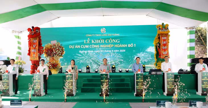 Đồng chí Quản Minh Cường, Ủy viên Trung ương Đảng, Bí thư Tỉnh ủy, Trưởng Đoàn ĐBQH tỉnh; cùng các đại biểu bấm nút khởi công Dự án Cụm công nghiệp Hoành Bồ 1.