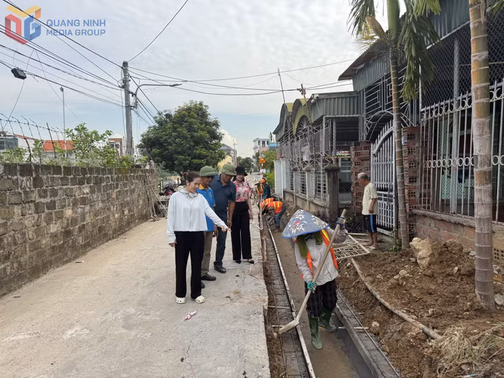 Ban Giám sát đầu tư của cộng đồng khu phố Bùi Xá, phường Hà An thực hiện giám sát công trình xây mới rãnh thoát nước trên địa bàn.