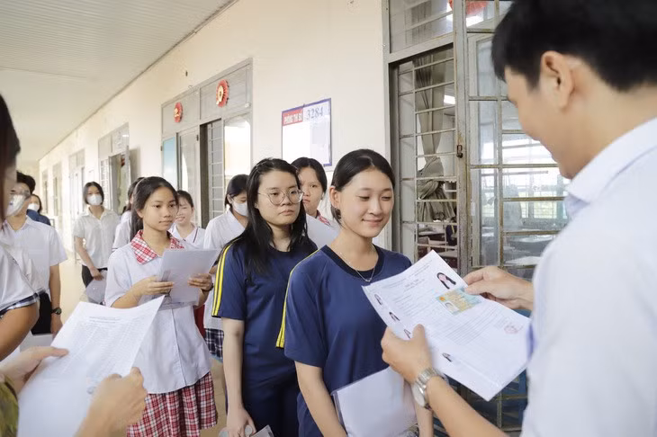 Thí sinh dự thi môn văn kỳ thi tốt nghiệp THPT năm 2025 tại điểm thi Trường THPT Trần Hưng Đạo, quận Gò Vấp, TP.HCM (cũ) - Ảnh minh họa: NHƯ HÙNG