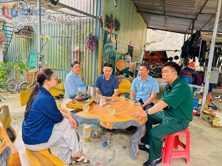 Chị Đặng Thị Oanh được cán bộ xã Hải Sơn tuyên truyền, vận động hiến đất làm đường giao thông.