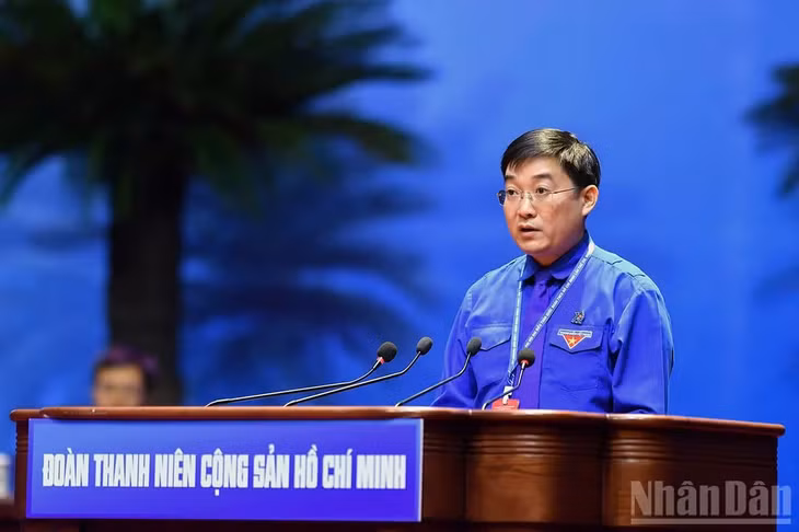 Đồng chí Bùi Minh Tuấn đọc báo cáo thẩm tra tư cách đại biểu.