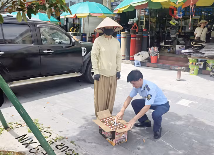 Đội Quản lý thị trường số 4 bắt giữ vụ vận chuyển 23 chai dung dịch phụ gia xăng nhập lậu ngày 29/5/2026.