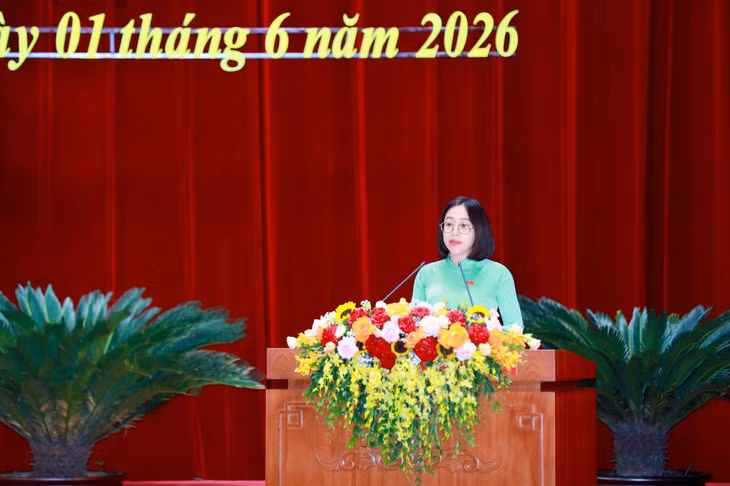 Trưởng Ban Kinh tế Ngân sách, HĐND tỉnh trình bày báo cáo thẩm tra của Ban.