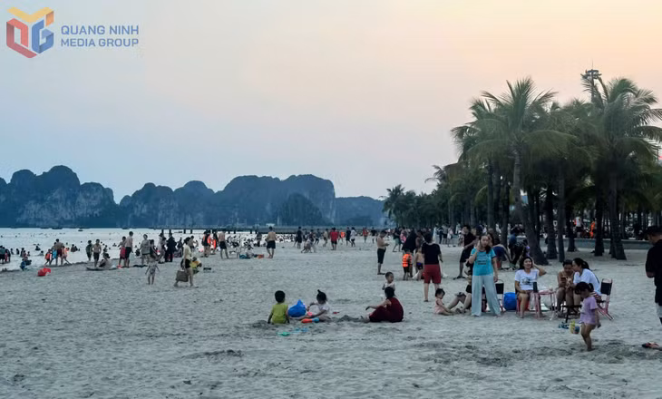 Bãi tắm Hòn Gai sôi động trong những ngày đầu hè.