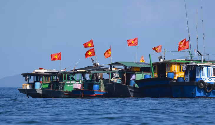 Ngư dân trên đảo Cô Tô vươn khơi bám biển dưới lá cờ Tổ quốc - những “cột mốc di động” khẳng định chủ quyền biển đảo Việt Nam. Ảnh: CTV
