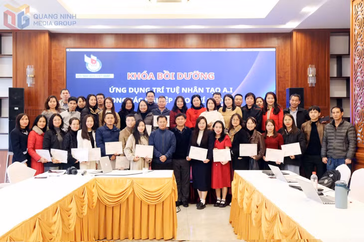 ThS Vũ Thế Cường cùng đại diện Hội Nhà báo trao bằng chứng nhận hoàn thành khóa bồi dưỡng về AI cho các học viên.
