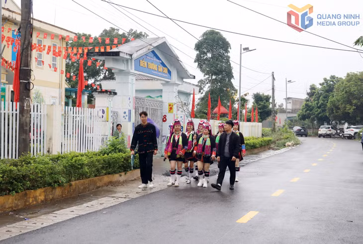 Bà con đồng bào dân tộc thôn Tân Sơn, xã Quảng Tân, phấn khởi đi trên con đường mới.