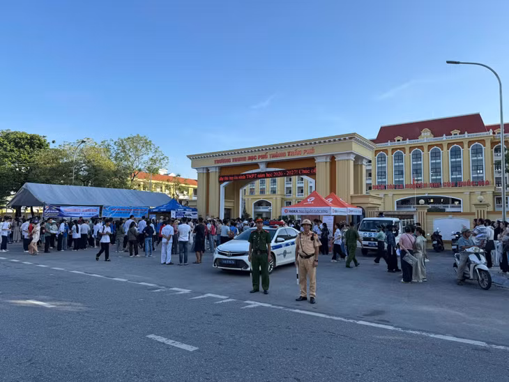 Lực lượng chức năng có mặt tại các điểm thi, đảm bảo ANTT, ATGT khu vực thi. Ảnh: Hồng Việt