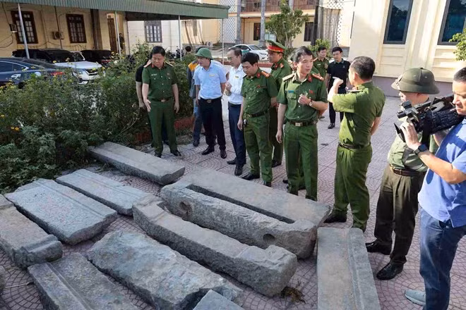 Toàn bộ hiện vật của cầu đá cổ Đồng Tràng được Công an TP Hải Phòng thu hồi sau vụ trộm cắp. Ảnh: Mai Hương