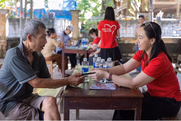 Viettel Telecom bố trí 50.000 điểm xác thực thuê bao hỗ trợ khách hàng thực hiện quy định của Thông tư 08. Ảnh: Viettel