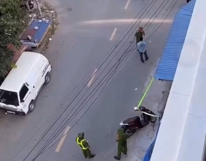 Cơ quan chức năng đang điều tra vụ án mạng xảy ra tại khu tái định cư Tam Kỳ, phường An Biên. Ảnh: Người dân cung cấp