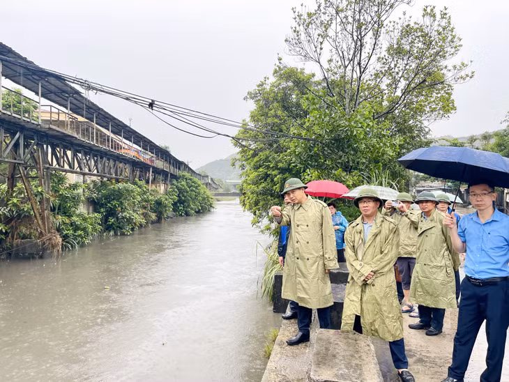 Đồng chí Nguyễn Văn Công cùng Đoàn công tác kiểm tra thực trạng dòng chảy và các công trình trên suối Lép Mỹ, chảy qua khu Khe Sím.