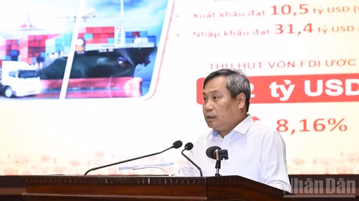 Chủ tịch Ủy ban nhân dân thành phố Hà Nội Vũ Đại Thắng báo cáo Thủ tướng Chính phủ tại cuộc làm việc. (Ảnh: Trần Hải)