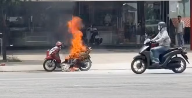 Vụ xe máy bốc cháy trên Quốc lộ 13 đoạn qua phường Bến Cát. Ảnh: Bạn đọc cung cấp
