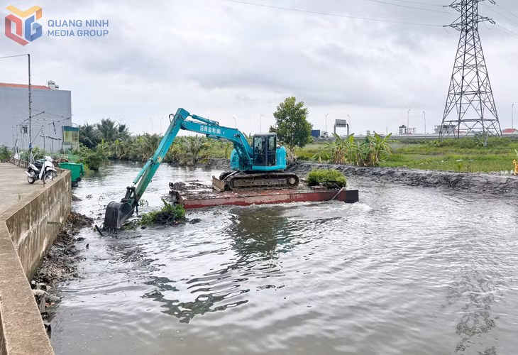 Phường Liên Hoà huy động máy móc thực tiện nạo vét tuyến kênh Phong Hải 8 đảm bảo xanh, sạch, đẹp.&nbsp;