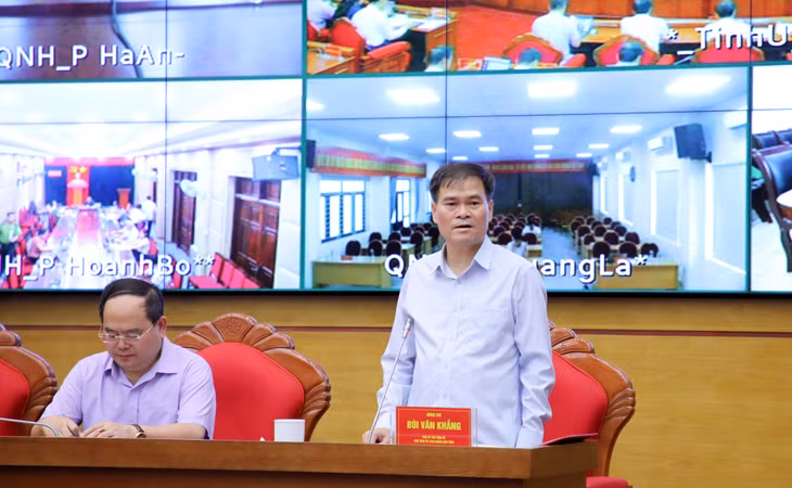Đồng chí Bùi Văn Khắng, Phó Bí thư Tỉnh ủy, Chủ tịch UBND tỉnh, phát biểu tại hội nghị.