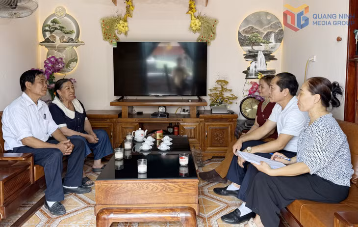 Cán bộ khu Thanh Bình, phường An Sinh, gặp gỡ gia đình ông Tiêu Văn Diện (thứ 2 từ phải sang) để tuyên truyền về thực hiện dự án cải tạo, nâng cấp tuyến đường ngõ xóm.