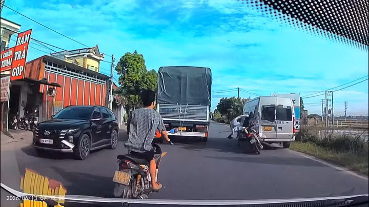 Xe máy tông trúng đuôi xe khách đang đỗ ven đường.