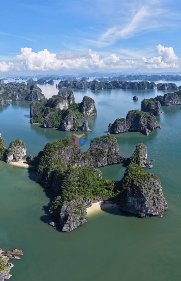 Những bãi cát nhỏ nép mình dưới chân núi đá tạo nên vẻ đẹp yên bình và quyến rũ giữa lòng vịnh. 