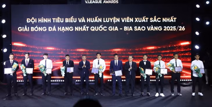 Các cầu thủ trong Đội hình tiêu biểu giải hạng Nhất Quốc gia. Ảnh: VPF