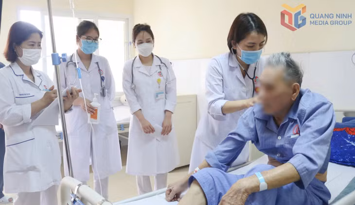 Bác sĩ CKI Trịnh Thu Hoàn, Trưởng Khoa Bệnh nhiệt đới (Bệnh viện Việt Nam - Thụy Điển Uông Bí) thăm khám cho người bệnh.