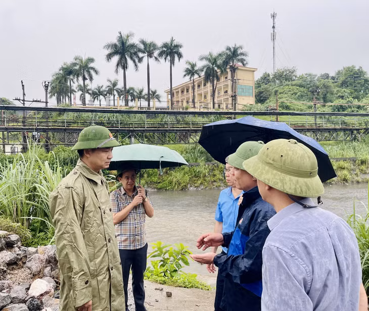 Đại diện lãnh đạo phường Mông Dương báo cáo về nguyên nhân sơ bộ gây ra tình trạng ngập lụt tại khu Khe Sím.