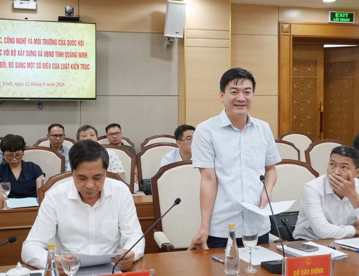 Lãnh đạo Sở Xây dựng báo cáo với Đoàn công tác về tình hình thực hiện các quy định của pháp luật trong lĩnh vực kiến trúc.