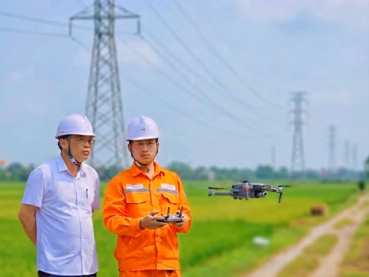 Công nghệ flycam (thiết bị bay không người lái) trang bị camera độ phân giải cao để kiểm tra đường dây và thiết bị trên cao.