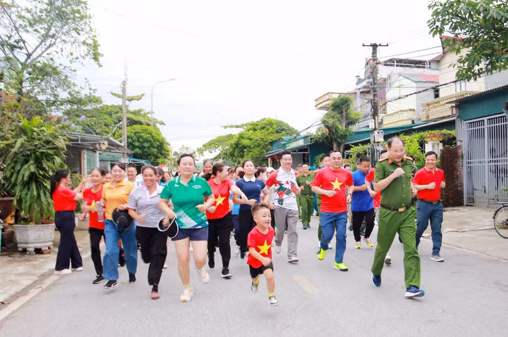 Đông đảo cán bộ, công chức, viên chức, lực lượng vũ trang, đoàn viên, thanh niên và nhân dân tham gia hưởng ứng giải chạy.
