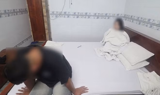 Các đối tượng trong một vụ liên quan đến mại dâm. Ảnh: Vũ Tiến