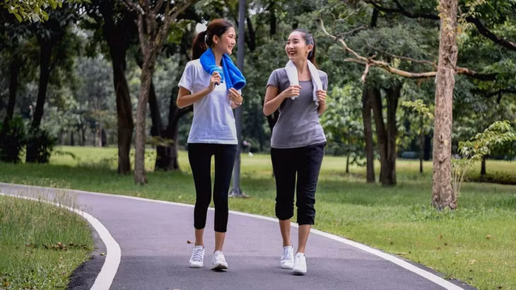 Đi bộ là bài tập dễ thực hiện nhất và phù hợp với mọi lứa tuổi.