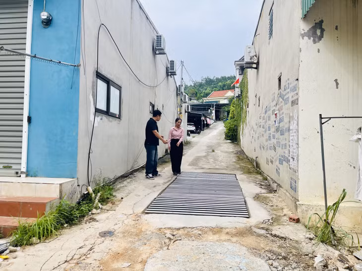 Đại diện chính quyền phường Bãi Cháy kiểm tra tiến độ lắp đặt hệ thống hố ga thu lắng trên toàn tuyến.