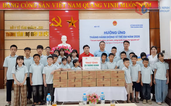 Lãnh đạo Hội Chữ thập đỏ tỉnh trao tặng 20 thùng quà cho các em học sinh tại Trung tâm Trợ giúp xã hội tỉnh nhân ngày Quốc tế Thiếu nhi 1/6.