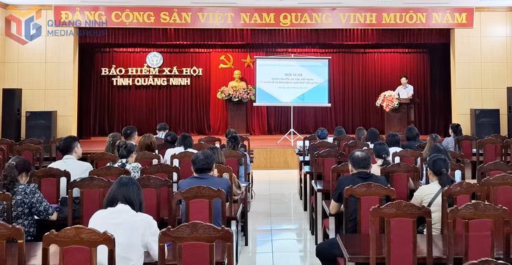 Doanh nghiệp, hộ kinh doanh trên địa bàn phường Hồng Gai tham gia hội nghị tuyên truyền, tư vấn, đối thoại về Luật BHXH, Luật BHYT mới do BHXH tỉnh và UBND phường Hồng Gai phối hợp tổ chức (tháng 6/2026).