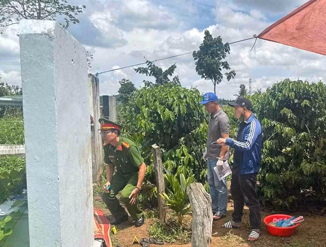 Lực lượng công an khám nghiệm hiện trường, củng cố hồ sơ để khởi tố, xử lý đối tượng Hoàng Phước Tuấn theo quy định của pháp luật. Ảnh: Công an cung cấp.