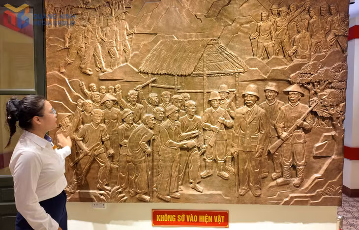 Bức phù điêu tái hiện cuộc tổng bãi công ngày 12/11/1936 tại Nhà Bệnh viện cũ.