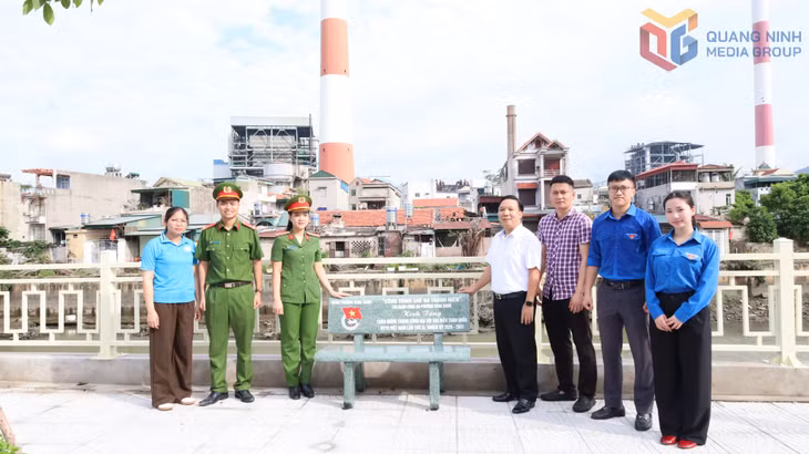 Đoàn Thanh niên phường Vàng Danh lắp đặt ghế đá, tạo điểm dừng nghỉ cho người đi bộ.